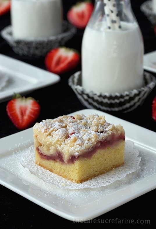 Strawberry Crumb Bars - a sweet, fresh taste of spring! it's the perfect dessert, brunch or breakfast treat.