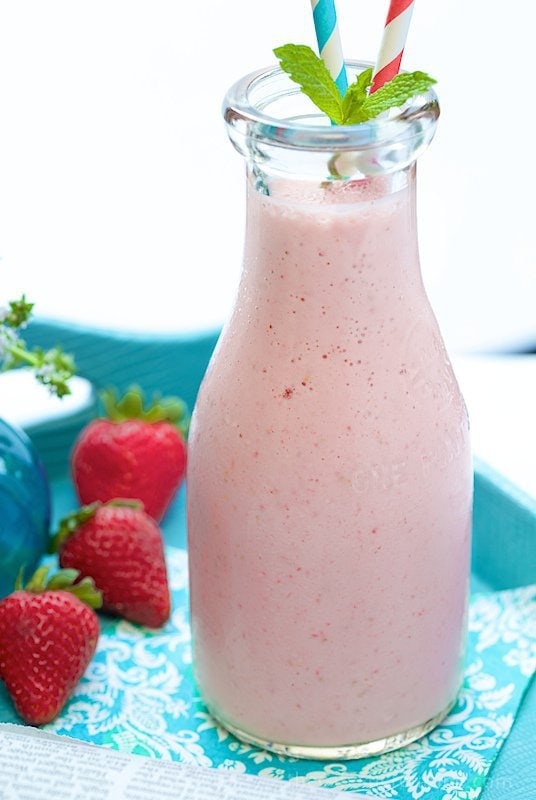 Strawberry Protein Smoothie - delicious and keeps you satisfied for hours!