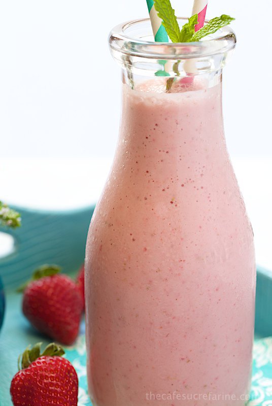 Strawberry Protein Smoothie - delicious and keeps you satisfied for hours