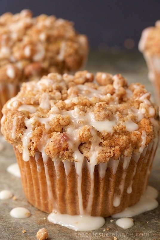 Brown Sugar Banana-Clementine Muffins - with chunks of sweet banana and lots of fresh clementine zest, these delicious, crumb topped muffins are sure to please everyone in the family! thecafesucrefarine.com