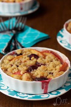 Fresh Peach and Sweet Cherry Crisp - a quintessentially summer. amazingly easy and super delicious dessert!