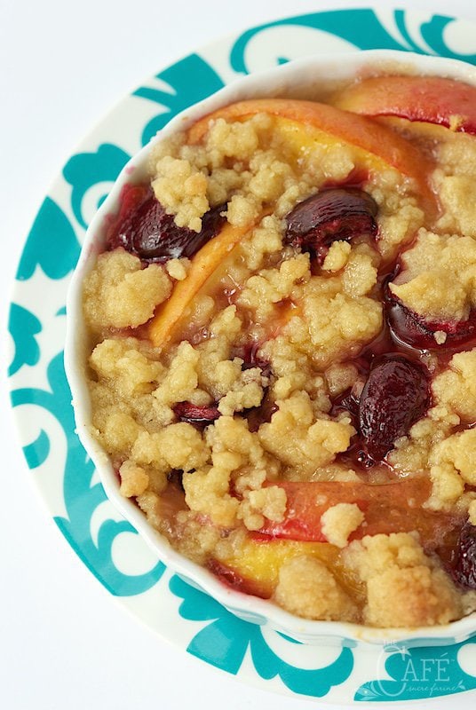 This Fresh Peach and Sweet Cherry Crisp is a quintessentially summer, amazingly easy and super delicious dessert! www.thecafesucrefarine.com