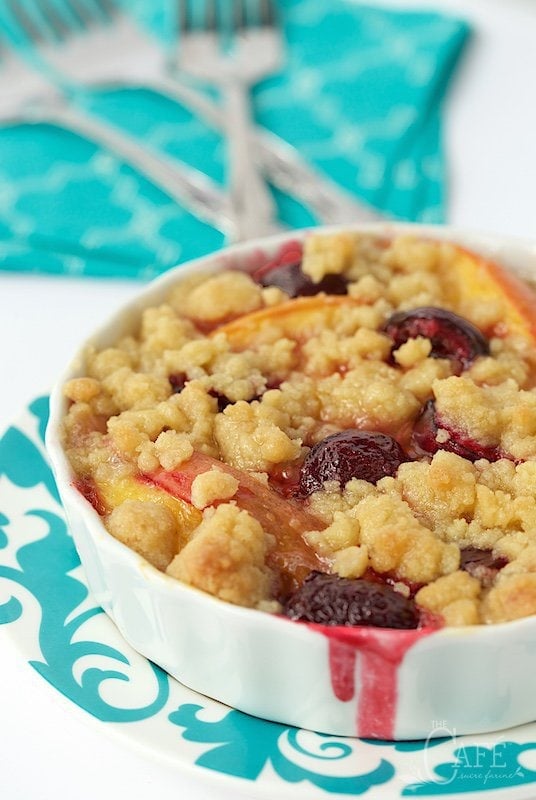 This Fresh Peach and Sweet Cherry Crisp is a quintessentially summer, amazingly easy and super delicious dessert! www.thecafesucrefarine.com