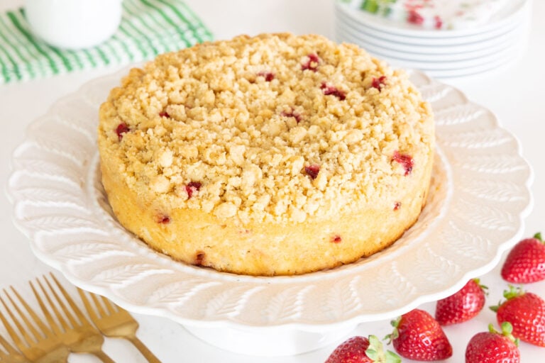 Ridiculously Easy Fresh Strawberry Crumb Cake