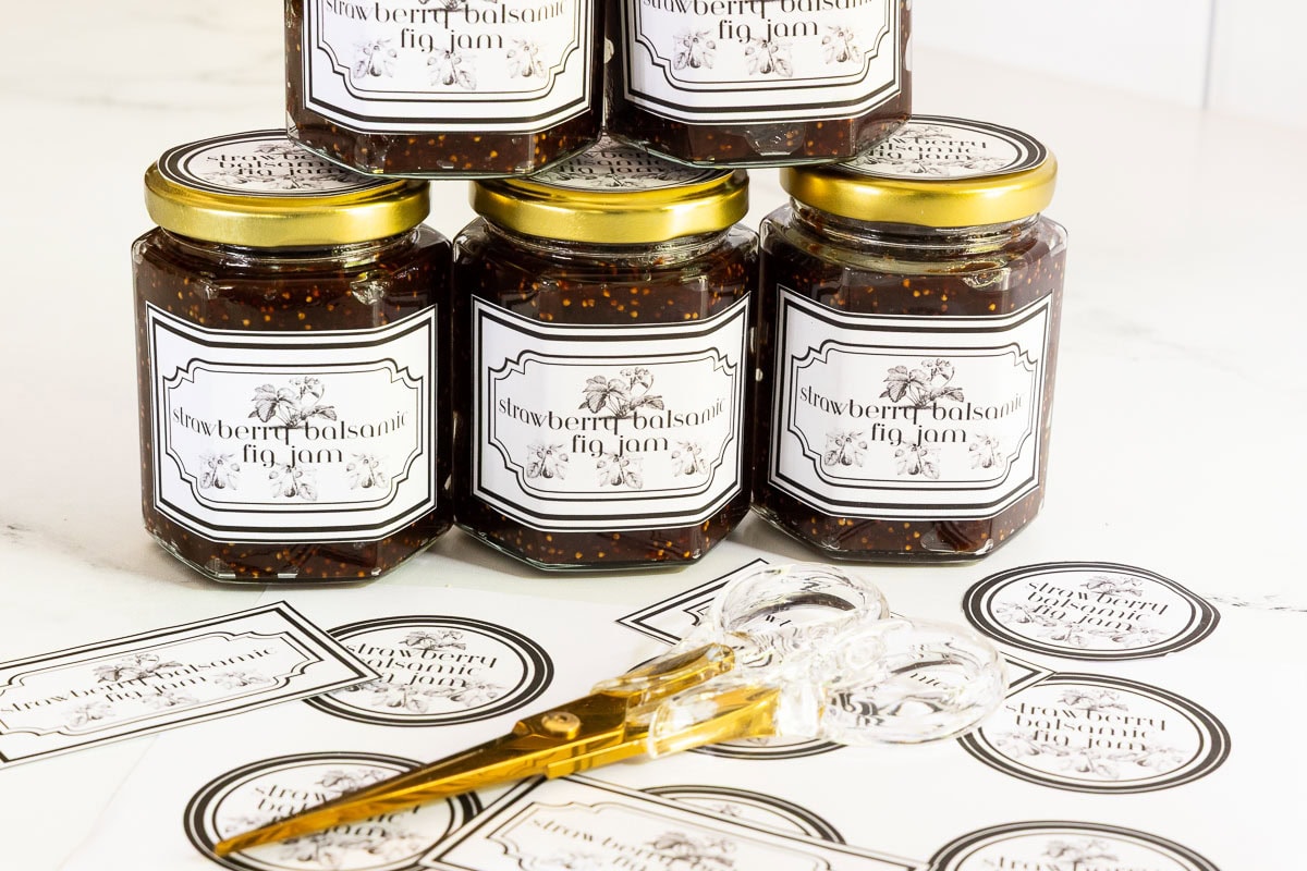 Black and white labels on glass jars of balsamic jam.