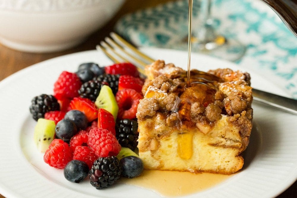 Cinnamon Apple French Toast Casserole - crazy delicious overnight casserole. Prep it at night and in the morning, breakfast is easy peasy! thecafesucrefarine.com