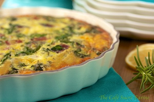 Crustless Spinach and Gruyere Quiche with Prosciutto - Healthy and easy to throw together this quiche is super delicious and perfect for breakfast, brunch, lunch or a casual dinner.