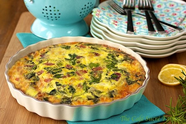 Crustless Spinach and Gruyere Quiche with Prosciutto - Healthy and easy to throw together this quiche is super delicious and perfect for breakfast, brunch, lunch or a casual dinner.