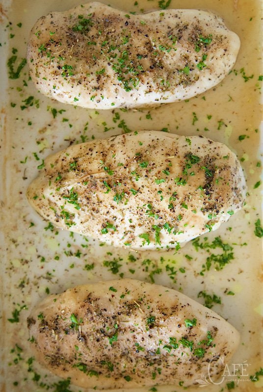 Tender, Moist, Baked Boneless Chicken Breasts - sound like a oxymoron to talk about baked and tender chicken in the same sentence? Nope! Check it out! thecafesucrefarine.com