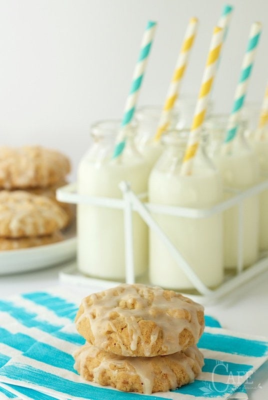 Lemon Vanilla Bean Coconut Crunch Cookies - the name explains a lot but it doesn't tell that they're also buttery, crisp and melt-in-your-mouth delicious!  thecafesucrefarine.com