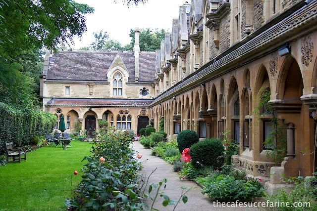 A photo of a church parsonage near Bishop's Palace, London, England.