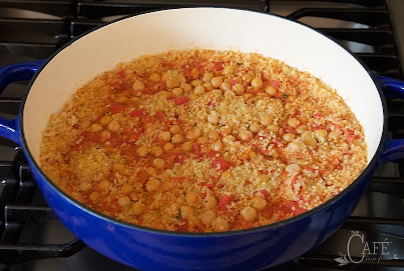One Pot Mediterranean Quinoa - so easy, super healthy , fresh and crazy delicious too! thecafesucrefarine.com