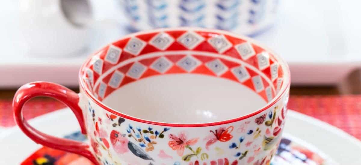 Setting a Pretty Table - Today, we're sharing tips from an interior designer on how to add pizzaz to your tablescapes. thecafesucrefarine.
