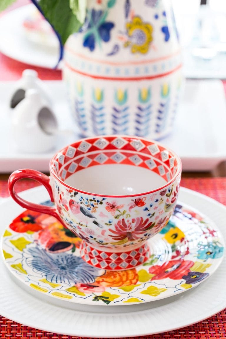 Setting a Pretty Table - tips from a interior designer on adding pizzaz to your tablescapes.