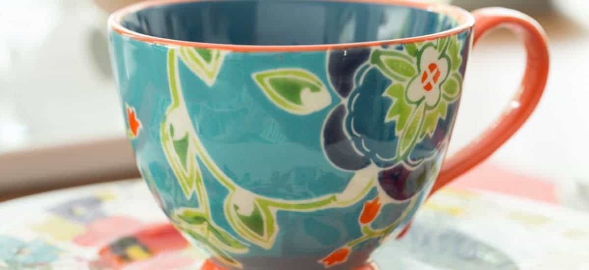Setting a Pretty Table - Today, we're sharing tips from an interior designer on how to add pizzaz to your tablescapes. thecafesucrefarine.
