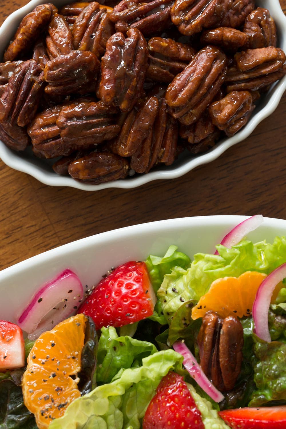 Strawberry Clementine Salad with Red Wine Vinegar Dressing - With an easy, sweet, tangy dressing and a topping of caramelized pecans, this delicious, fresh salad will add a splash of pizzazz to any meal. thecafesucrefarine.com